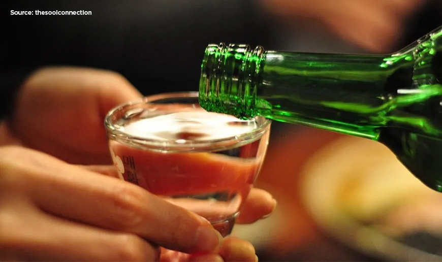 Koreans Pour and receive with both hands when drinking