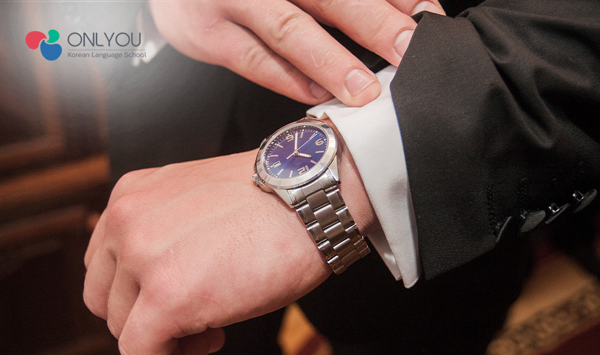 A person reading the time on his watch-Learn Korean language