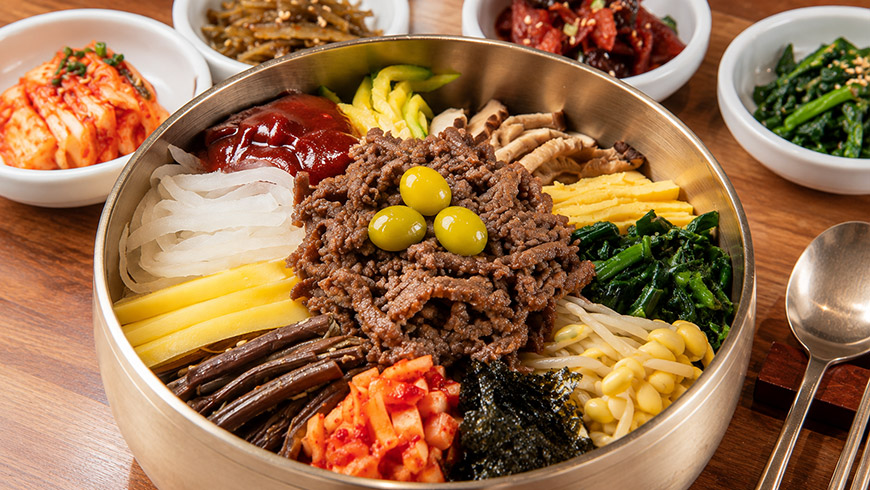 jeonju-bibimbap-korean-food Jeonju bibimbap with rice, vegetables, beef and traditional toppings
